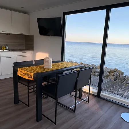 Floatinghouse Fru Puettelkow Semesterbostad *