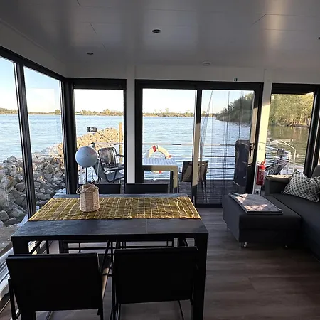 Floatinghouse Fru Puettelkow Röbel