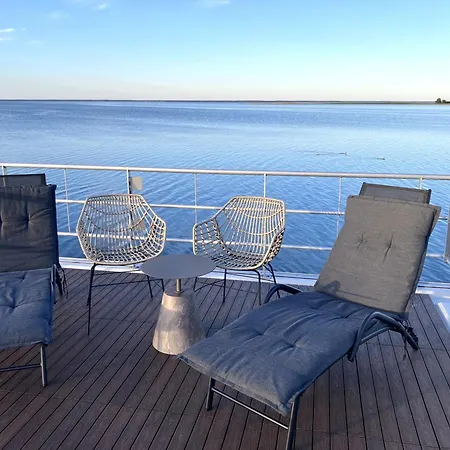 Semesterbostad Floatinghouse Fru Puettelkow Röbel